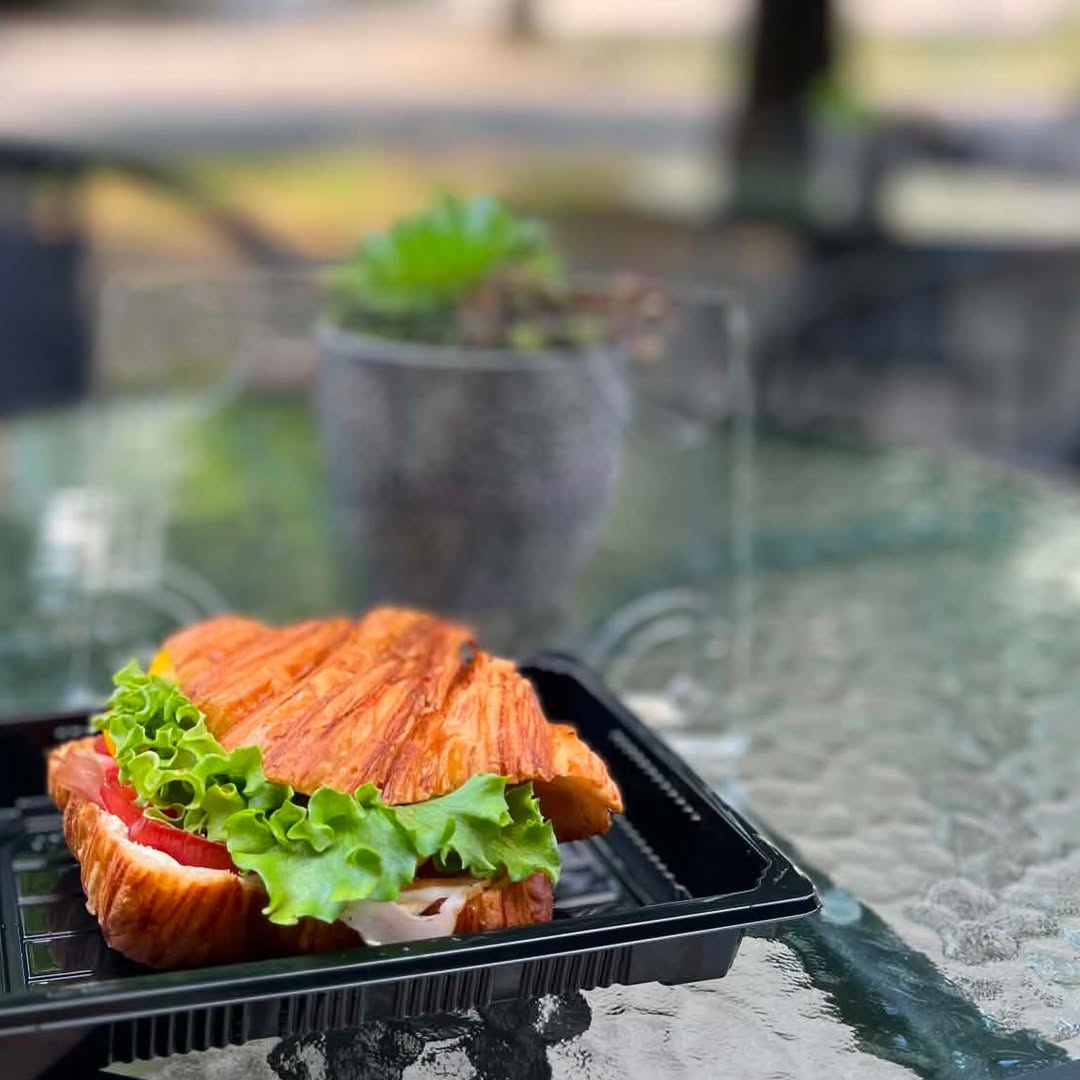 koriander croissant szendvics